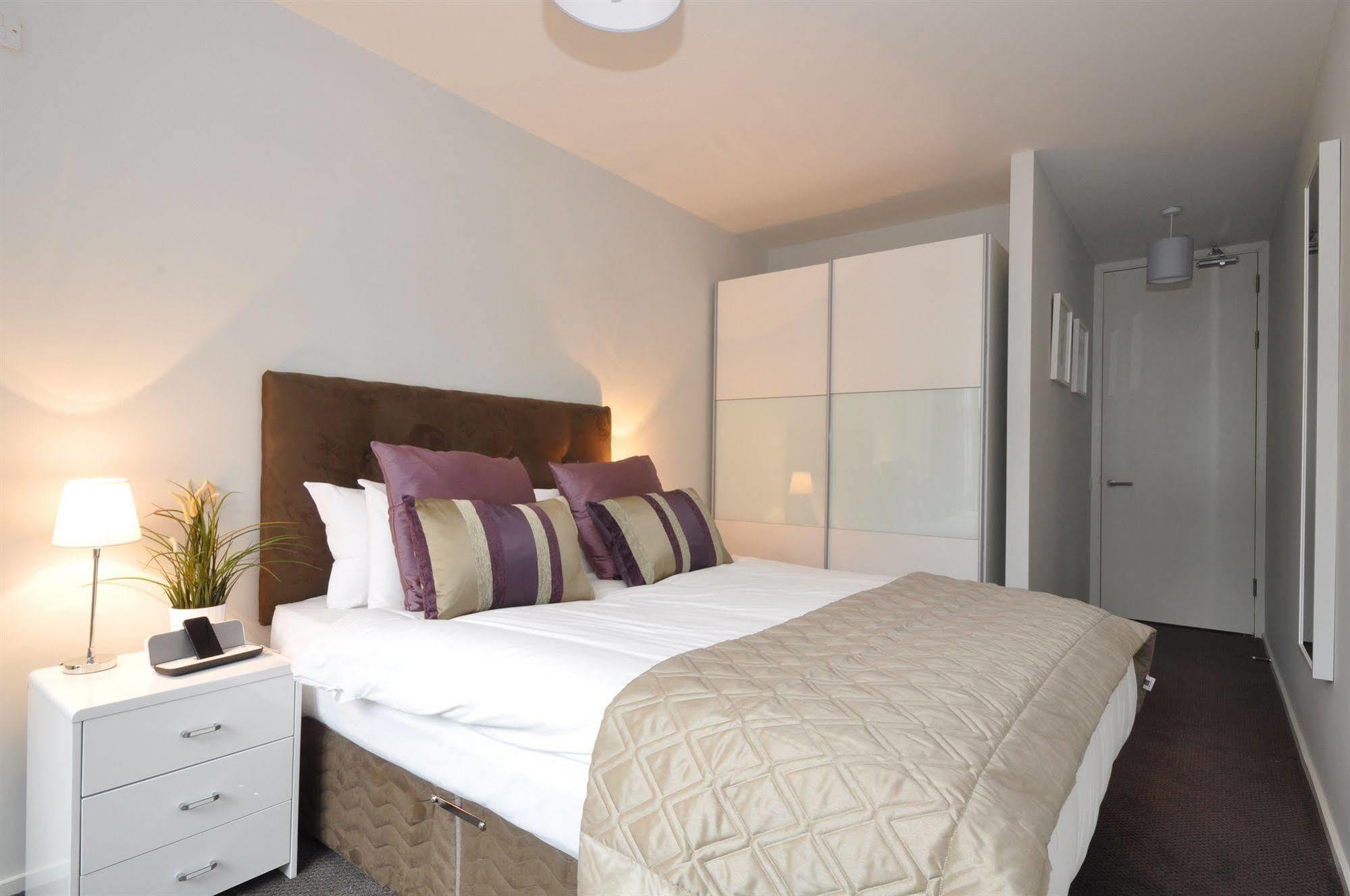 Your Base Dublin - Grand Canal Square Экстерьер фото