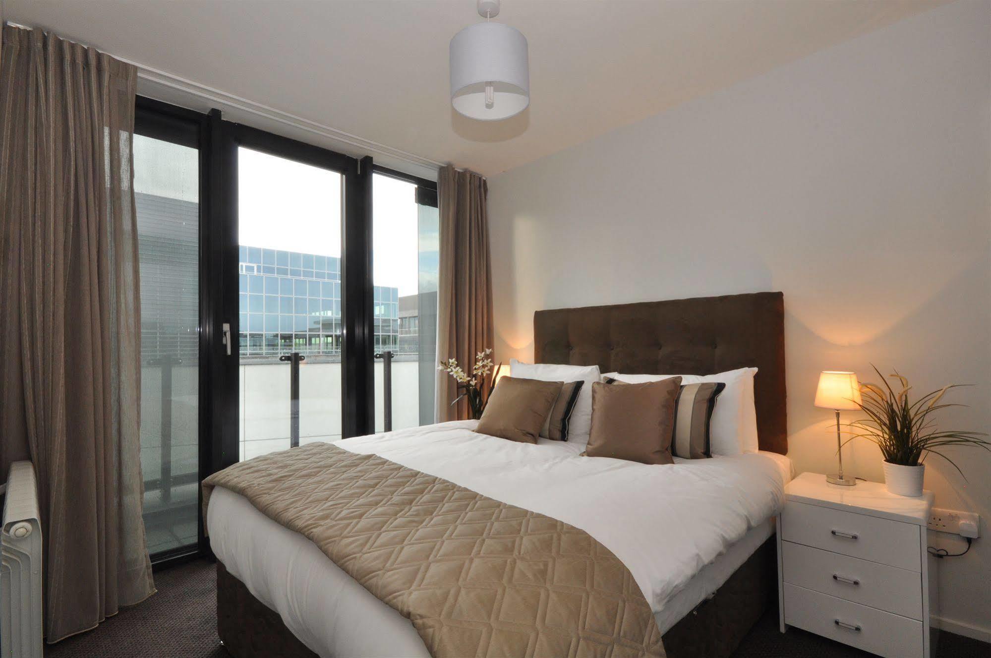 Your Base Dublin - Grand Canal Square Экстерьер фото