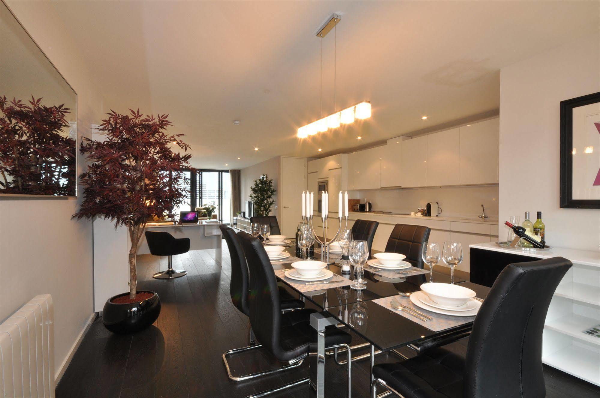 Your Base Dublin - Grand Canal Square Экстерьер фото