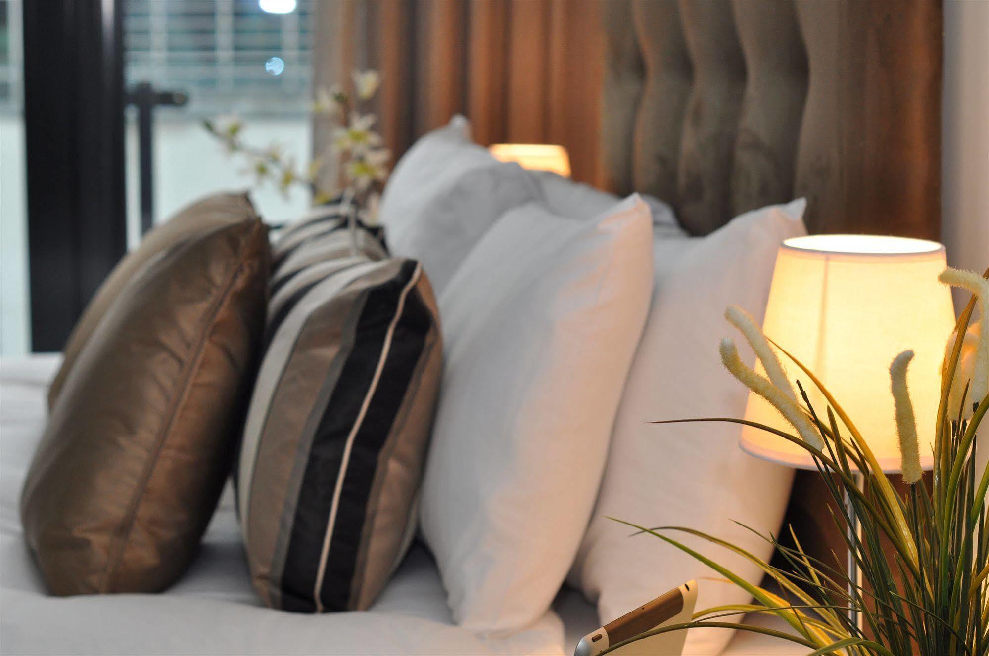 Your Base Dublin - Grand Canal Square Экстерьер фото