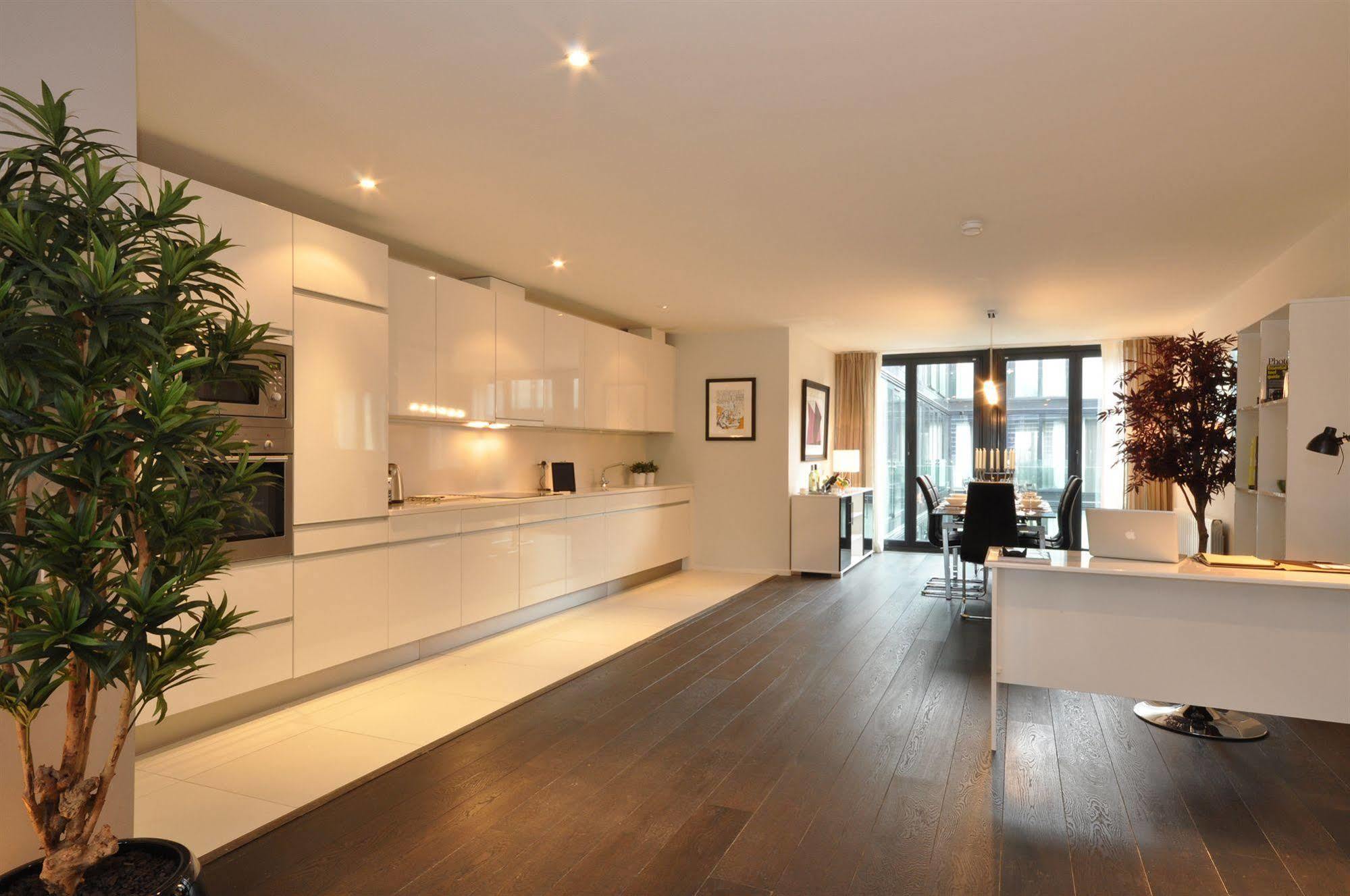 Your Base Dublin - Grand Canal Square Экстерьер фото